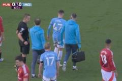 福登倒地接受隊(duì)醫(yī)治療后迅速回歸比賽