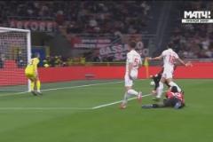 還不如直接打門！萊奧禁區(qū)內(nèi)橫傳，包抄的亞伯拉罕、穆薩沒能射門