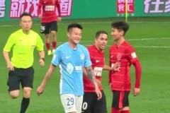 韋世豪遭到大連球員挑釁，這口型應(yīng)該沒人看不懂吧