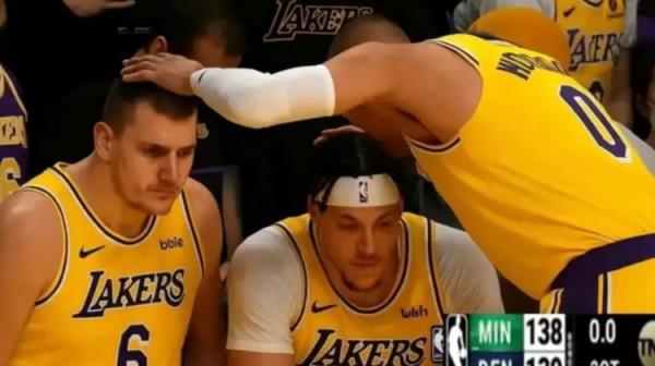 網友惡搞將此前威少替補席安慰詹眉名場面P成約基奇和戈登