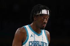 這句話看起來像是對一場籃球比賽的簡要總結，但其中有一些表述不太清晰或可能有誤，需要進一步澄清。以下是可能的解釋和分析：

---

### 1. **“對位埃迪不占便宜”**
這可能是指某位球員（比如