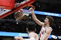 殘陣狂攻16-0！公牛緊咬分差縮小至個位數