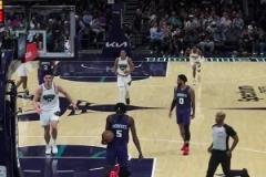 25號灰熊新秀韋爾斯空中被推失衡平摔腦袋著地重創昏迷