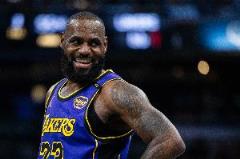 老詹點(diǎn)評(píng)末節(jié)哈林籃球表演：不知所措，立刻換我下場(chǎng)