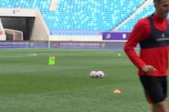 蓉城隊長周定洋現身女籃比賽現場,觀眾爭相合影,過道秒變追星現場