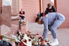 敬獻花圈致敬！西漢姆后衛克雷斯維爾向希爾斯堡紀念碑獻花