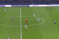 曼聯當初因為出球能力簽下他，但奧納納這個技能沒怎么使用過