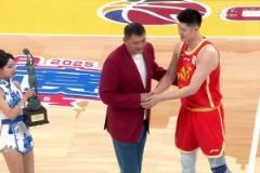 廣廈的MVP！胡金秋全面表現(xiàn)現(xiàn)場獲頒本賽季最有價(jià)值球員