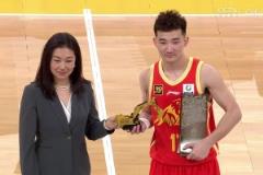 首位后衛DPOY！孫銘徽領取最佳防守球員獎項還送小挖掘機