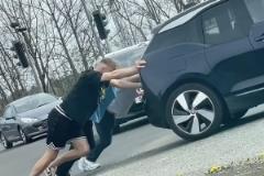 紐卡后衛丹-伯恩助人推車視頻爆熱，球迷盛贊其本土傳奇氣質