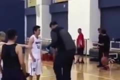 長(zhǎng)胖了太多！退役多年的姚明表演扣籃，下來腿都軟了