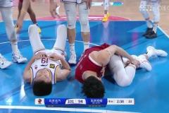 望無大礙！曾凡博上籃與劉曉宇相撞 前者崴腳后者痛苦倒地不起