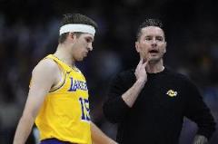 小里：全隊觀看完勇&熊大戰(zhàn)后雷迪克即興發(fā)表演講