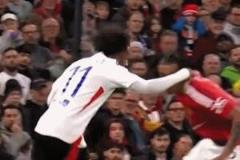 他拼盡全力！約羅被晃倒后用頭封堵，險遭爆射頭部