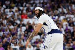 Skip：濃眉36分獨行俠三節落后18分 東契奇笑而不語