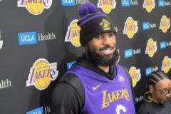 詹姆斯：我與隊(duì)友有專屬握手動(dòng)作，我也不清楚自己怎么記住的