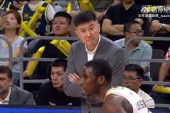 名場面誕生？迪亞洛投進三分球之后遭到杜鋒怒罵 無奈捂耳朵