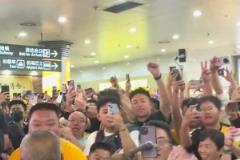 山西大比分3-0橫掃廣東 大批球迷給球員接機并大喊“鬧他”