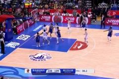 楊瀚森最后強(qiáng)攻被破壞出界，慢鏡顯示胡金秋疑似犯規(guī)，最終裁判吹后場球