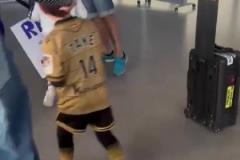 久保健英在國外這么受歡迎呢，甚至有小朋友追著要合影簽名