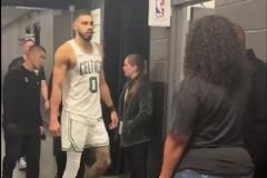 塔圖姆母親焦急檢查：孩子受傷要我去魔術更衣室嗎？