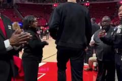 季后賽首秀要拿多少分？申京抵達球館，這一身穿搭也太帥了