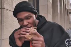 網友曬太陽兩巨頭近況：杜蘭特街頭吃灌餅 布克玩車玩潮流