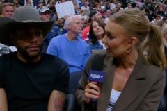 心系舊隊！布魯斯-布朗賽后現身掘金更衣室為前隊友助威