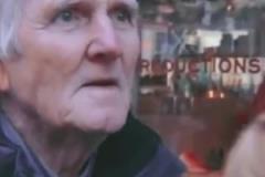 你怎能不愛足球呢？經(jīng)典名場面：街頭采訪的老人竟然就是當(dāng)事人？