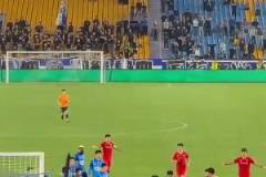 中甲南通vs重慶爆發沖突，工作人員抄起板凳就砸過去了