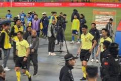 南通主場球迷完賽后瘋狂“問候”主裁判，砸水杯