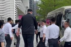 2米26什么概念？在姚明面前，中巴車簡(jiǎn)直成了小面包