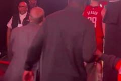 功臣！賽后 火箭老板和申京擁抱 杰倫-格林一路小跑跑回更衣室