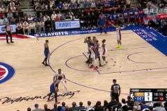 上來火氣就這么大！唐斯卡位中與哈里斯發(fā)生爭執(zhí)，兩人互噴垃圾話