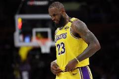 詹姆斯季后賽100次半場砍20+！NBA歷史第一人致敬傳奇！