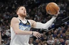 迪文岑佐活躍表現：13中4砍10分5板4助3蓋帽，關鍵蓋帽老詹出彩