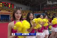 很懂啊！迪亞諾迎著周琦戰斧劈扣，導播馬上切給加油的啦啦隊美女