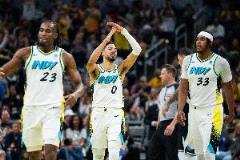 特納與內史密斯半場13投9中轟出25分！