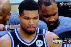 又要出局了？字母哥最后時刻在板凳上神情似乎有些許落寞