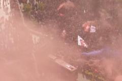 死敵對決！埃弗頓球迷用萬枚藍煙花騙利物浦球迷紅包裝