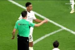 海港青年隊進球后跑去看臺挑釁球迷，連隊醫都一起幫腔