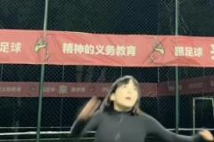 離譜！中乙賽場球童翻過廣告牌進場躺下，客隊：NM有這樣玩的啊