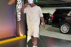 看起來狀態良好啊！巴特勒賽前一臉輕松進入大通中心