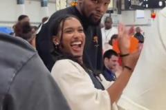 就這氣質！跟熱情女球迷合影的KD依舊不茍言笑！