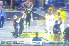 說啥了？哈利伯頓父親賽后主動走向字母哥 后者聽完一臉懵