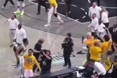 難怪會爆發(fā)沖突！哈利伯頓父親賽后拿著毛巾嘲諷字母哥，后者不爽！