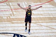 庫(kù)里：大拇指?jìng)麆?shì)未影響表現(xiàn)，若對(duì)方犯規(guī)應(yīng)由裁判吹罰