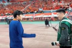 淚目記者：蒿俊閔賽后低調謝場，與泰山球員親切致意