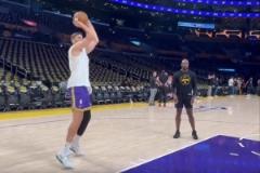 克萊伯賽前練習近筐投籃 湖人生涯首秀在即