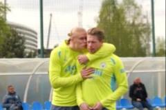 吧唧一口！哈蘭德訓練場親了德布勞內，笑容滿面顯開心